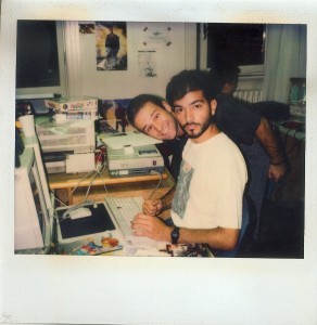 JH al Mac Classic intento a scrivere una recensione e Alex che invece ha voglia di scherzare.  Il fotografo è probabilmente Marco Auletta...