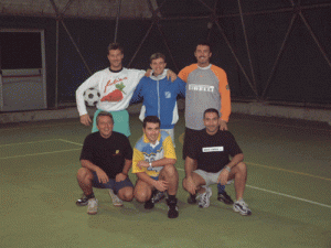 Luca Crisafulli (al centro accucciato) ed Eugenio Ciceri (primo a sinistra in piedi) durante una sana partita a calcetto...
