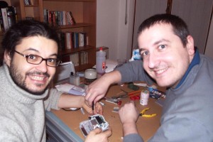TecnoTGM: Stefano racconta il modding di un GameBoy Advance con inserimento di luce led interna.  L'altro personaggio è ovviamente il Todeschini. 