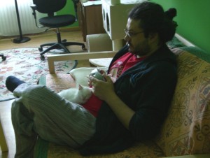 Stefano mentre gioca a Zelda Wind Waker su gamecube (con un controller Wavebird di cui mi vanto molto) ed i miei due gattini piccolissimi addosso. 