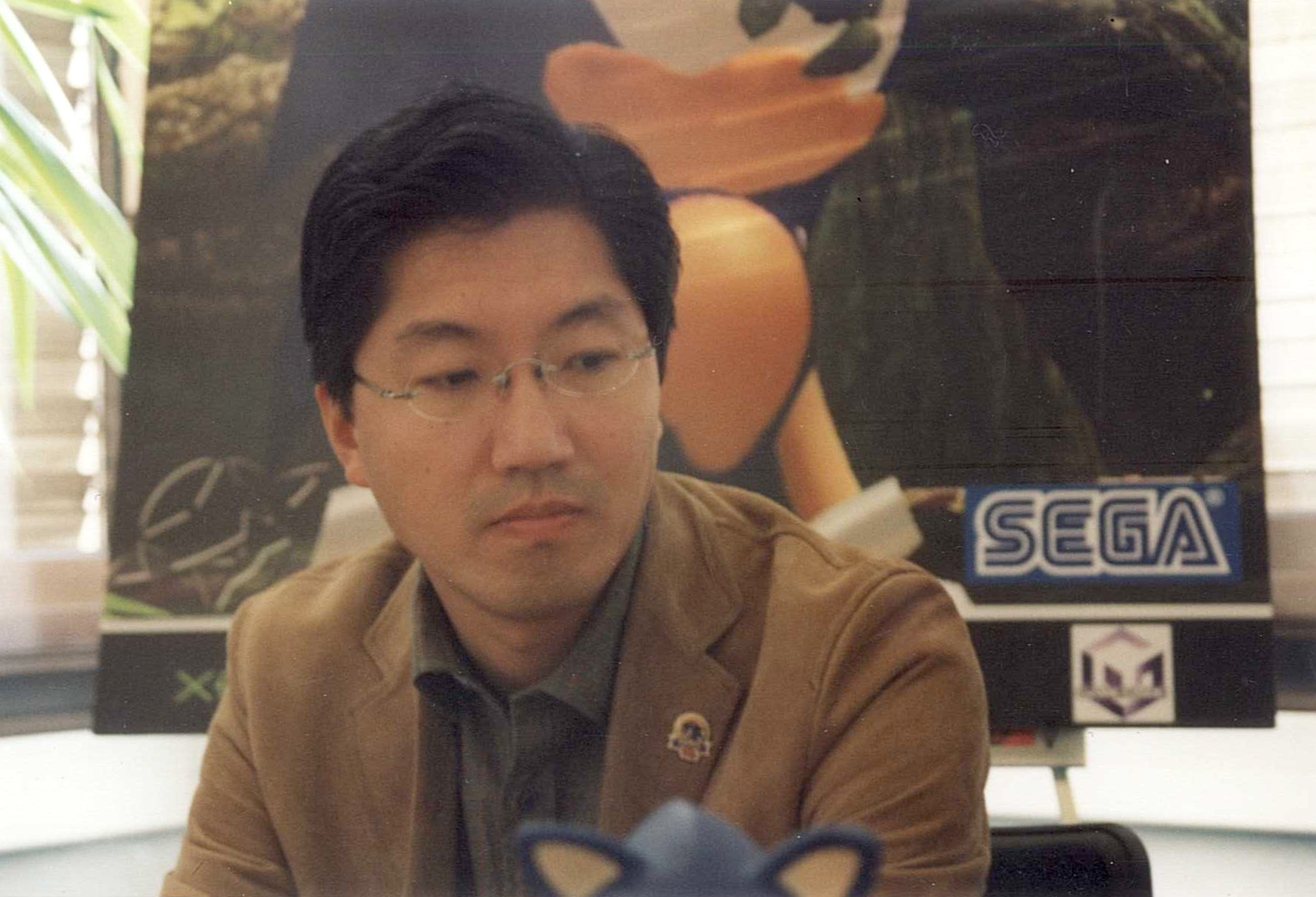 Yuji Naka visibilmente incazzato. A un certo punto Sega ci invita a intervistare Yuji Naka per non so quale più Sonic (non importa, non me ne è mai piaciuto uno, ma forse era Phantasy Star Online, in ogni caso non mi piaceva nemmeno quello). Il gioco non interessava né a me né al Mao (che era con me per l’intervista) e abbiamo cominciato a tempestarlo di domande di varia natura. La settimana prima un dirigente di Microsoft ci aveva detto in via ufficiosa al lancio dell’Xbox (il primo) che Naka stava lavorando al seguito di Nights. Abbiamo chiesto conferma e il caro Yuji ha fatto questa faccia, chiudendosi definitivamente nel mutismo. Grazie mille Yuji! Nota: in questa foto non ci sono io, non ci sono i miei colleghi, non c’è l’ufficio. Ma è un episodio a cui sono molto affezionato e poi almeno in questa foto c’è una persona che qualcuno può riconoscere.