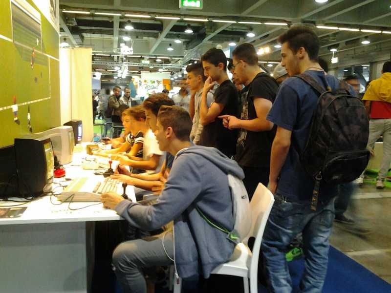 Un momento di gioco del  torneo off line di Sensible Soccer alla  fiera Games Week Retro a MIlano